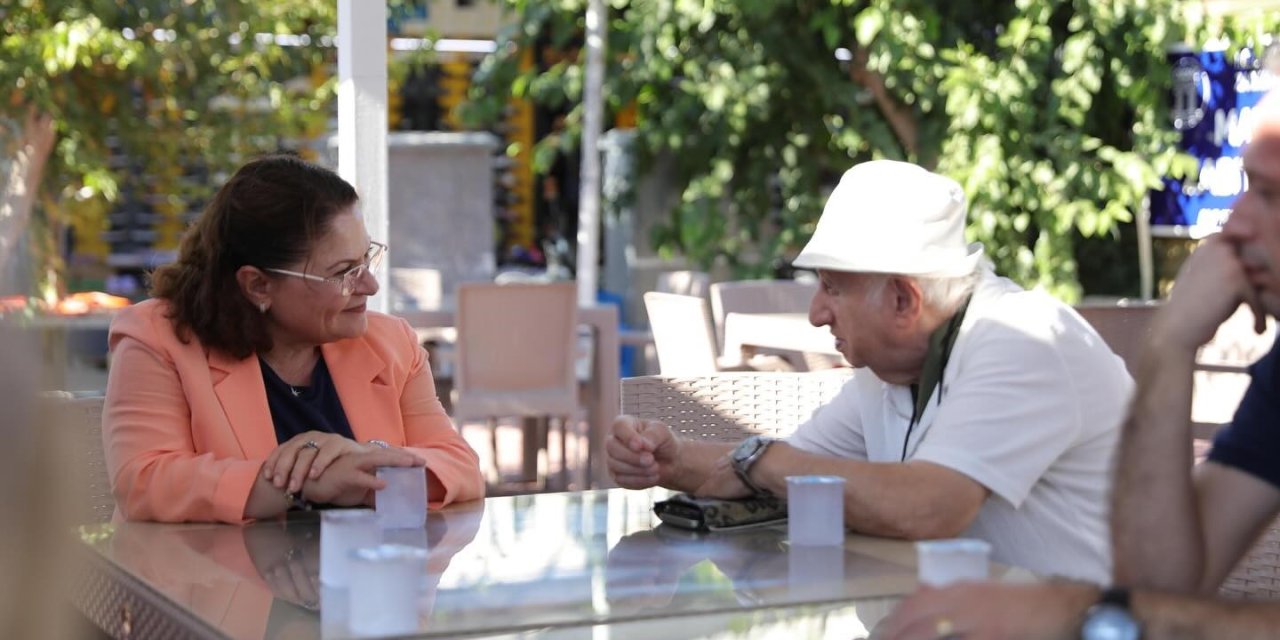 Başkan Gençay, halk pazarında vatandaşları dinledi