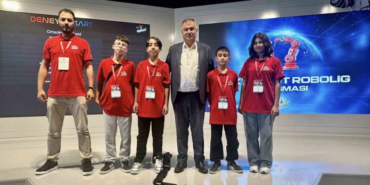 Başkan Pütün, Beyağaç’ı TEKNOFEST 25’te gururlandıran öğrencileri yalnız bırakmadı