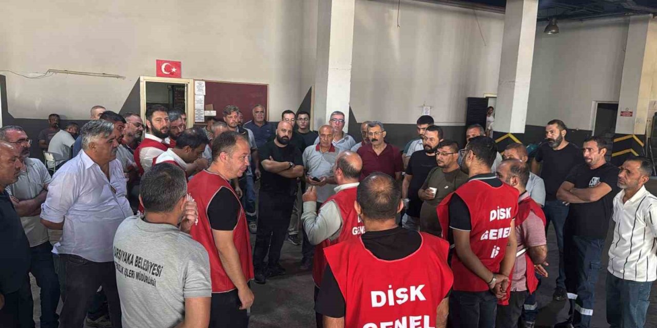 Karşıyaka Belediyesinde maaş alamayan işçiler süresiz iş bıraktı