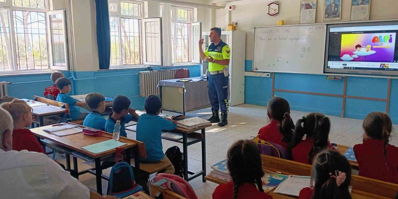 Karacasu’da ilkokul öğrencilerine trafik eğitimi