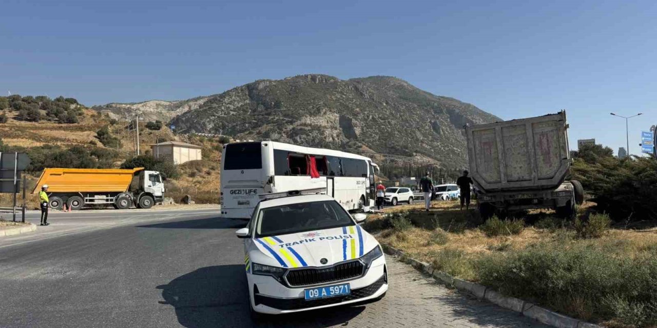 Söke’de freni tutmayan tır otobüse çarptı: "O anlar araç kamerasına yansıdı"