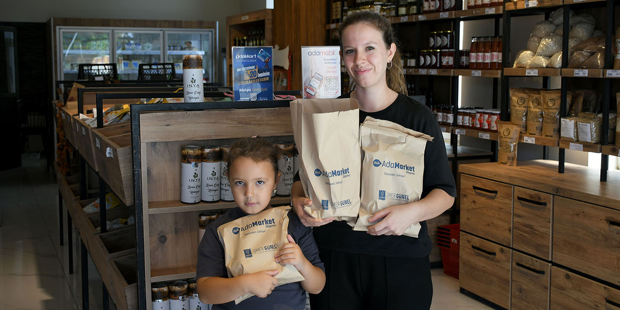 Kuşadası’nda Halk Ada Market yoğun ilgi görüyor