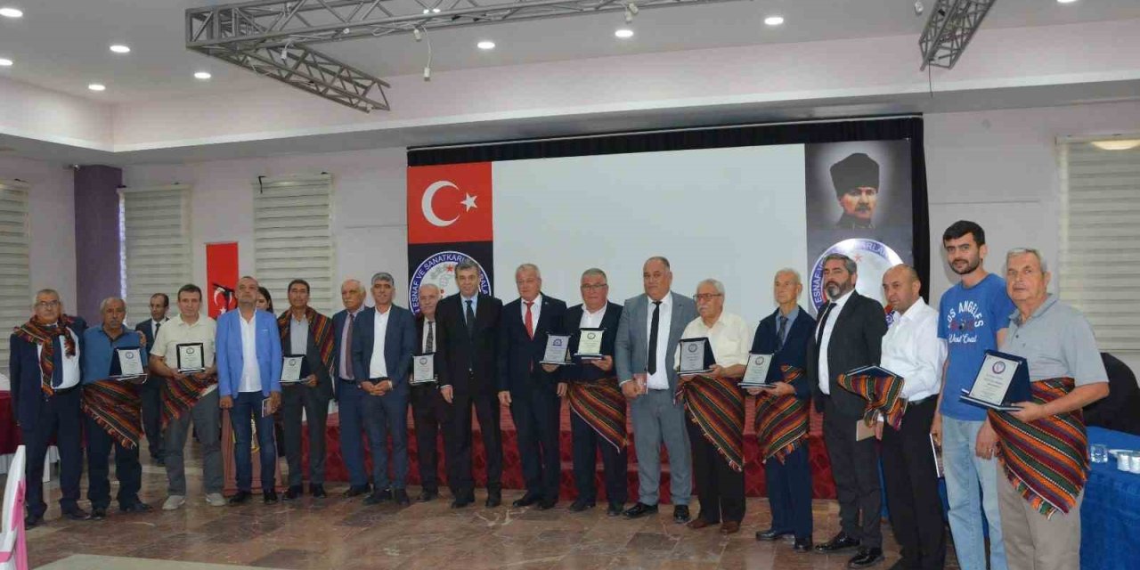 Söke’de yılın ahileri seçilen esnaflar ödüllerini aldı