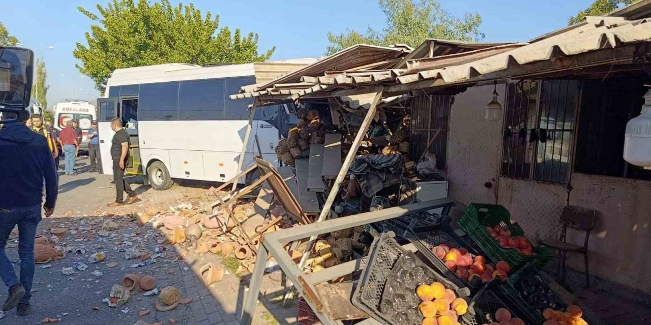 İçerisinde 23 öğrencinin bulunduğu servis kaza yaptı