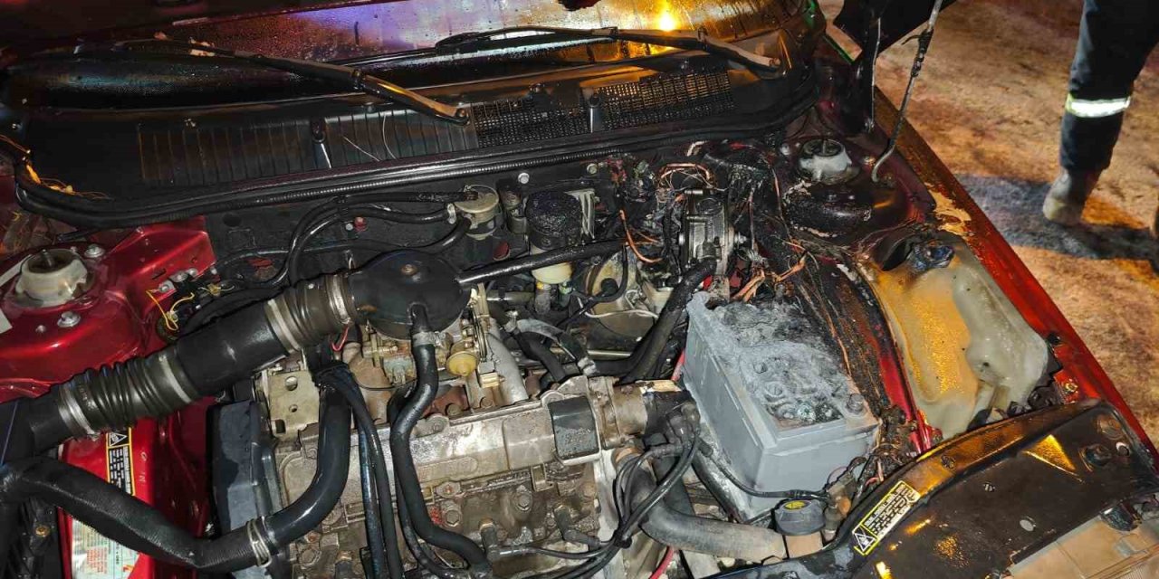 Seyir halindeki Tofaş alev aldı, sürücü kendini dışarı atarak kurtuldu