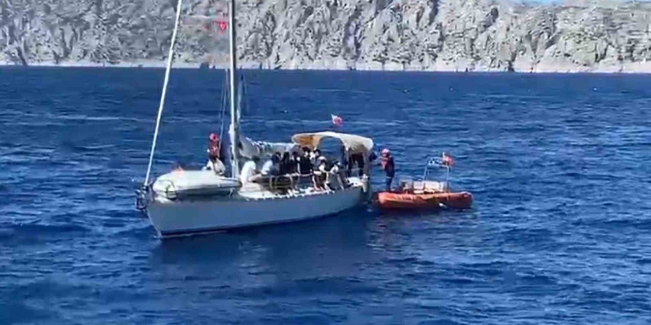 Yelkenli teknede 31 düzensiz göçmen ve 2 göçmen kaçakçısı yakalandı