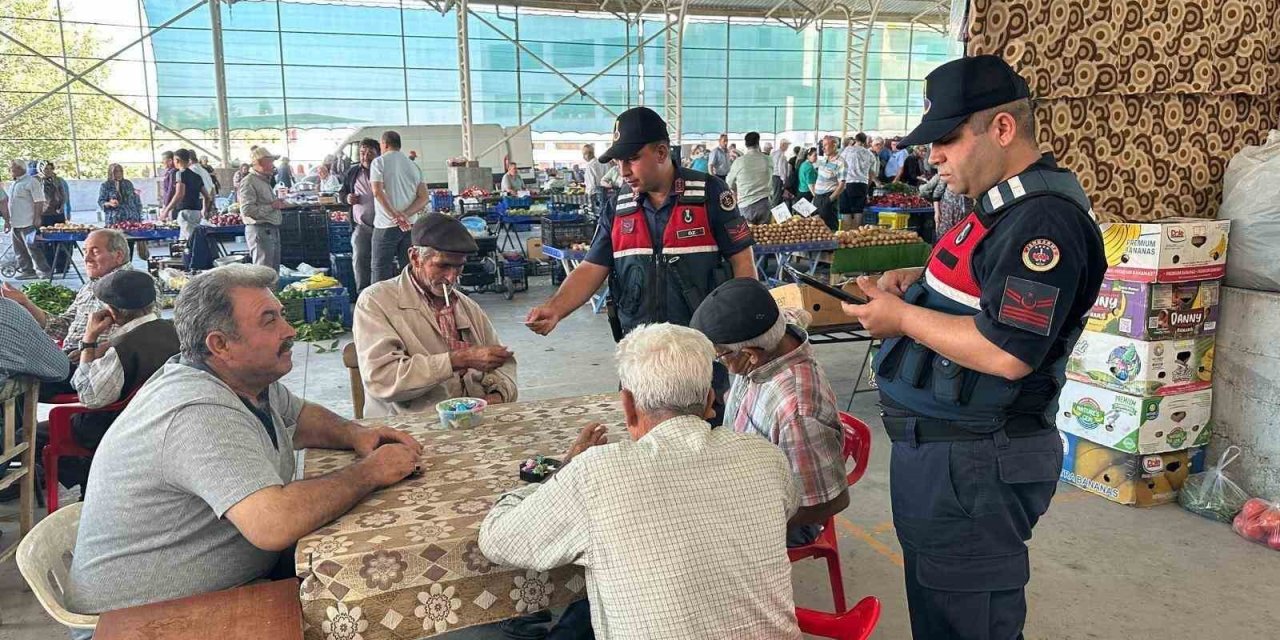 Semt pazarında vatandaşlara dolandırıcılık uyarısı