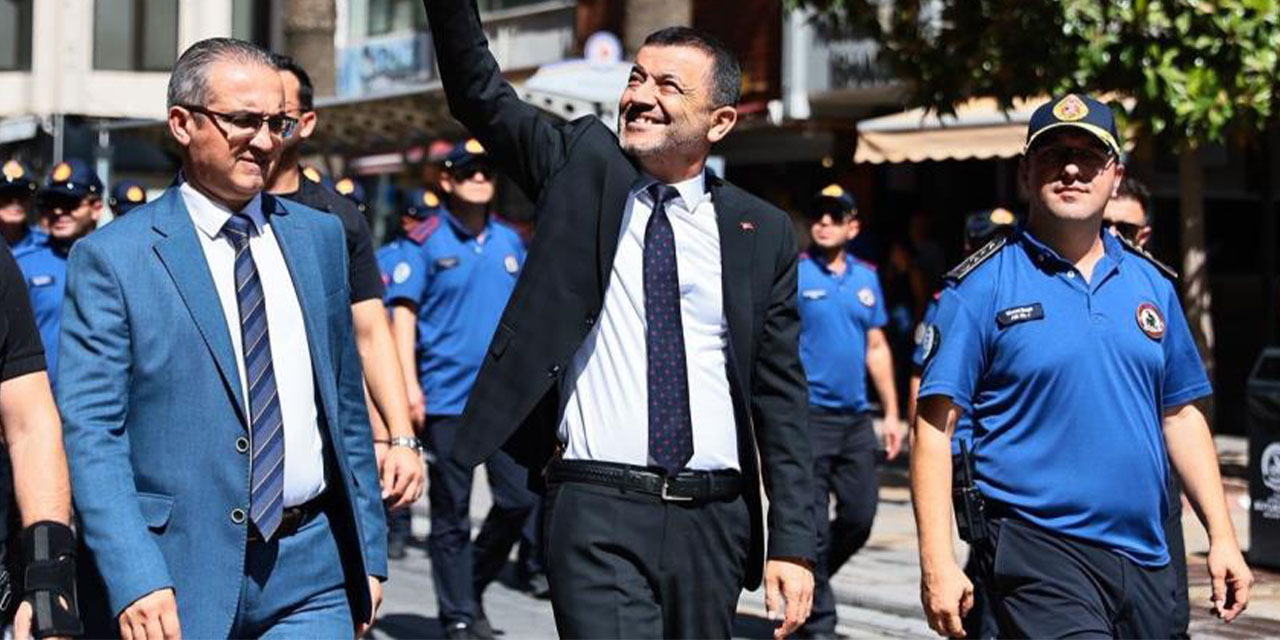 CHP’li belediye başkanı kutlamalara belinde silahla katıldı