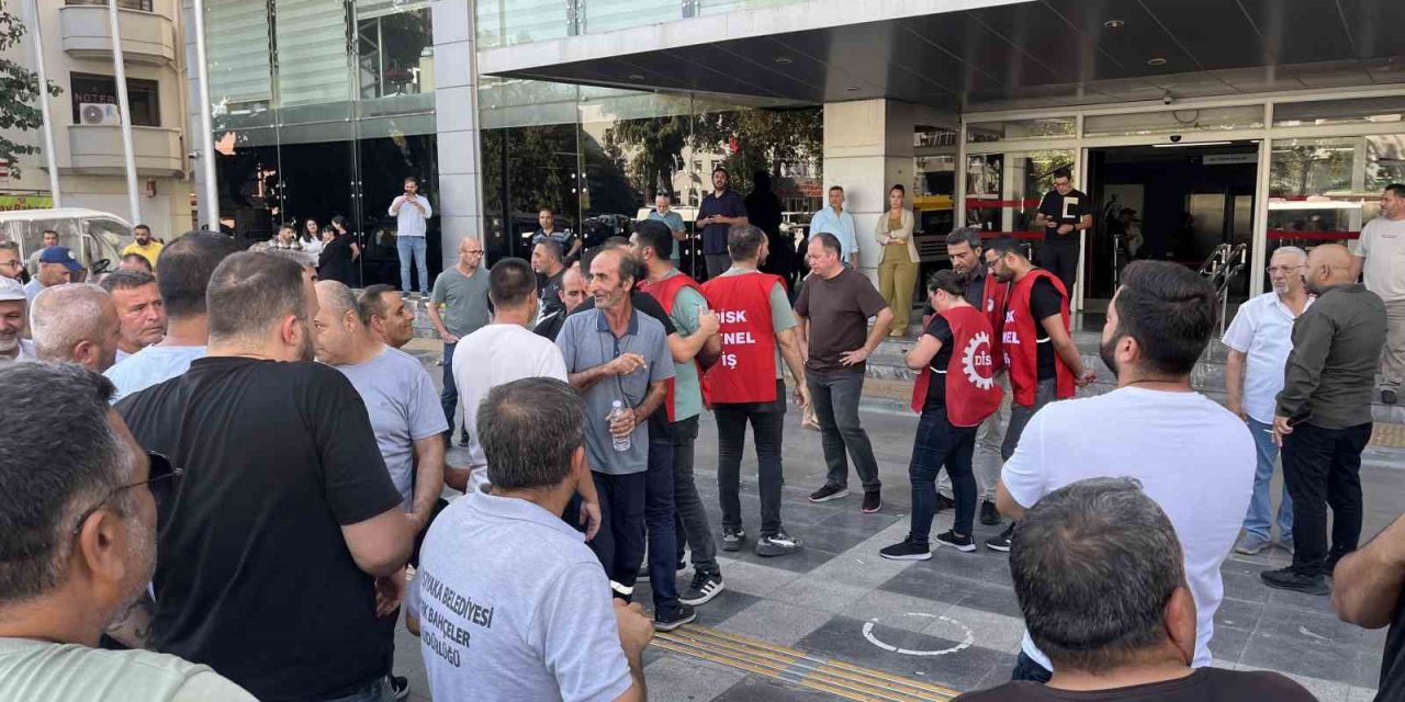 Başkan Tugay Karşıyaka’da çöp toplattı, işçiler karşı karşıya geldi