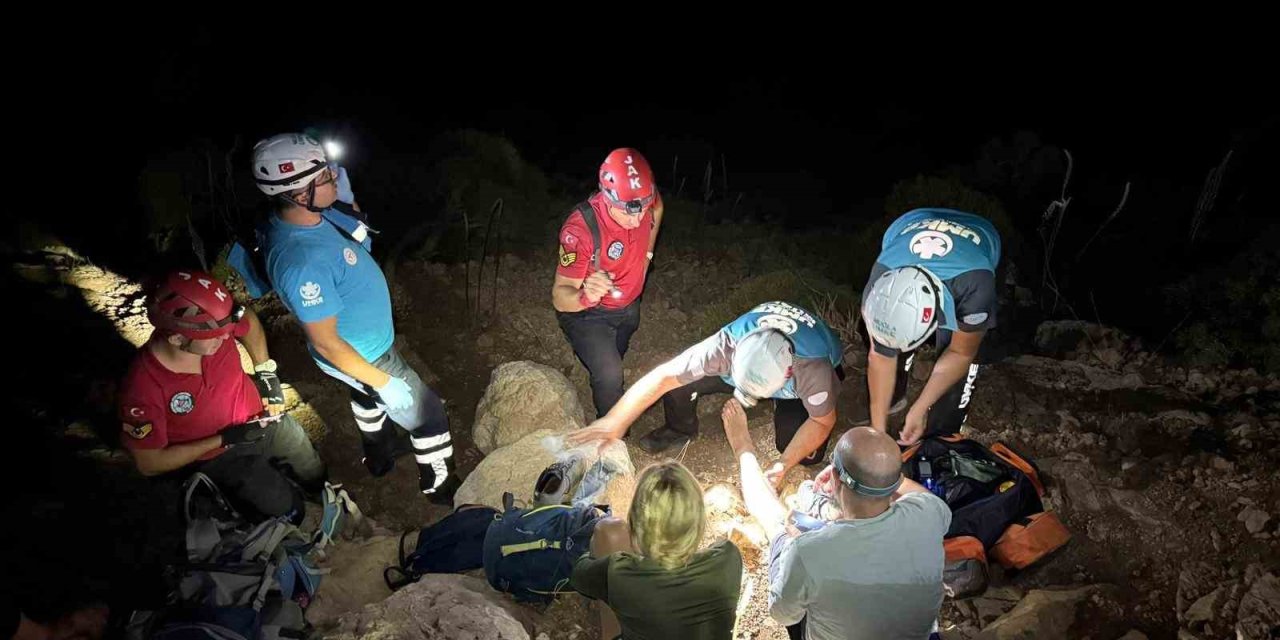 Tarihi yolda mahsur kalan 3 kişi kurtarıldı