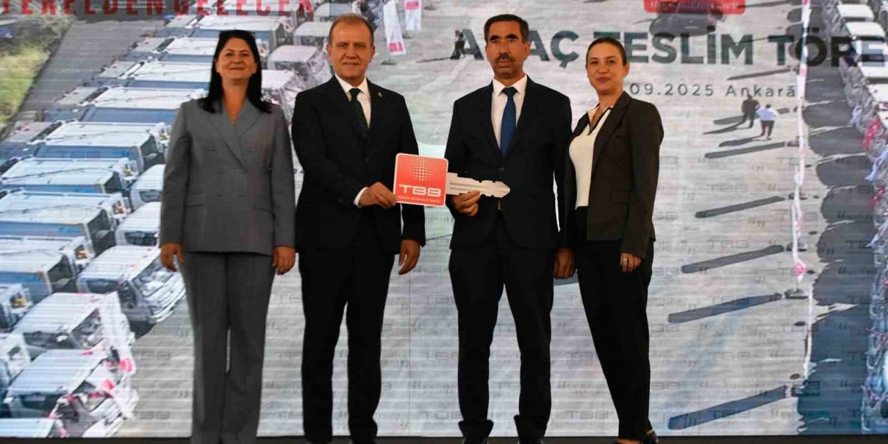 Çameli Belediyesi, Türkiye Belediyeler Birliği tarafından kamyoneti teslim aldı