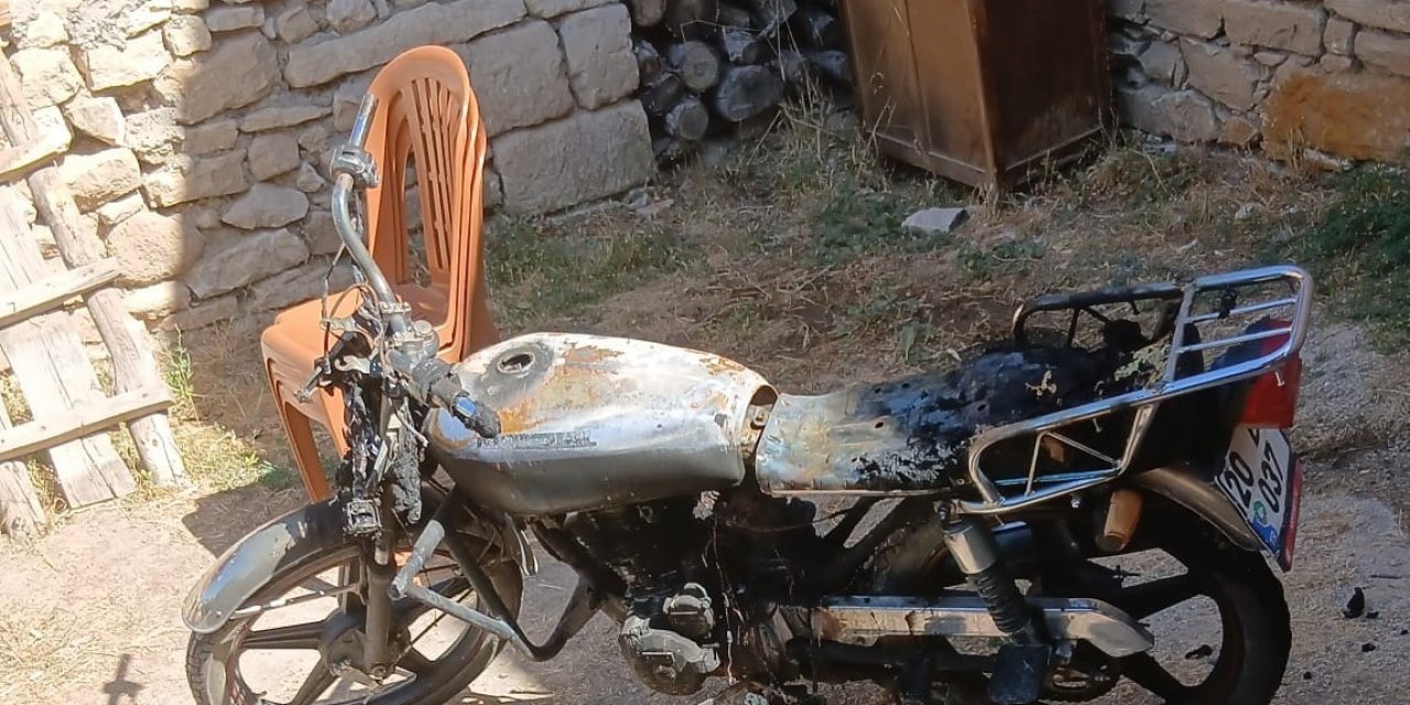 Evin bahçesinde park halinde olan motosiklet kundaklandı
