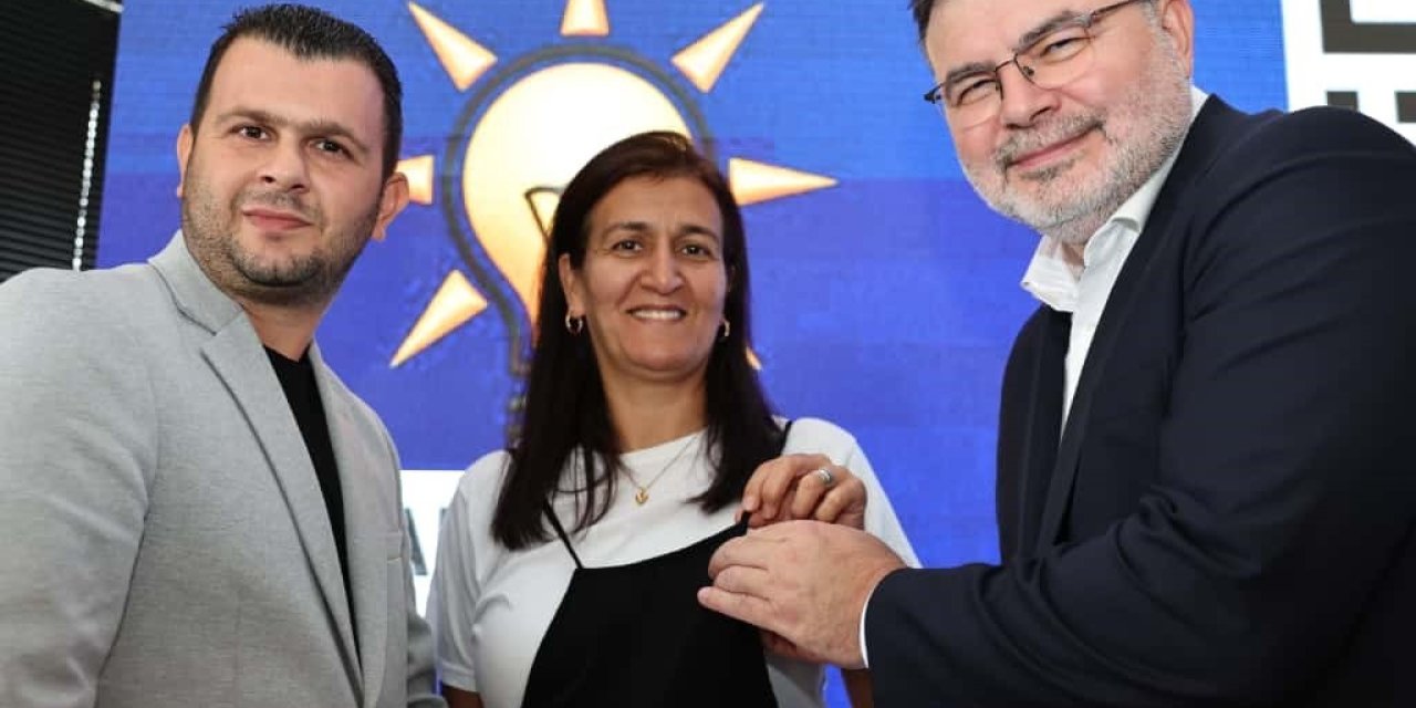 AK Partili Saygılı, Kemalpaşa’da yeni üyelere rozet taktı; CHP’den de katılım var