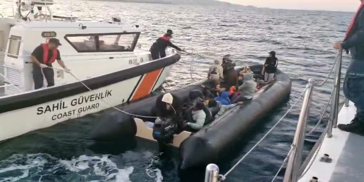 İzmir açıklarında iki operasyon: 32 düzensiz göçmen yakalandı, 35 göçmen kurtarıldı