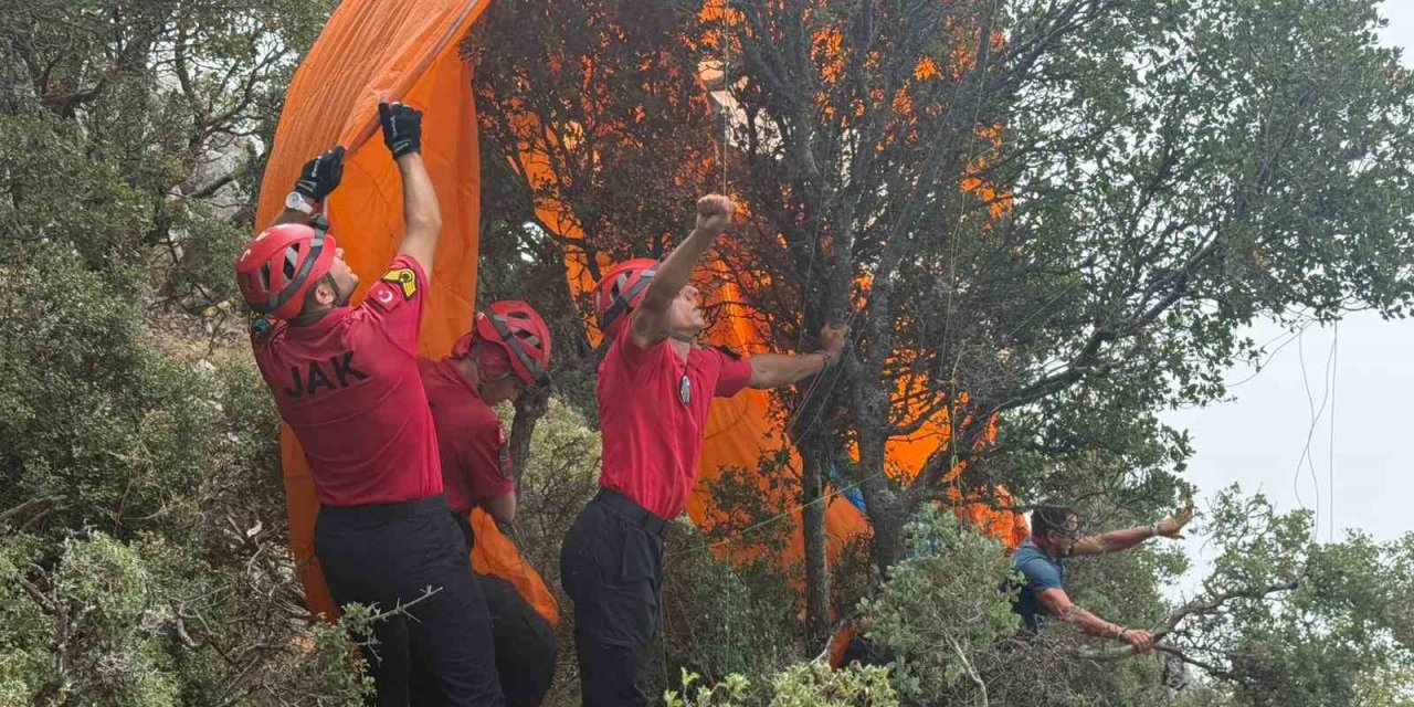 Fethiye’de ormanlık alana düşen paraşütçüleri JAK ekipleri kurtardı