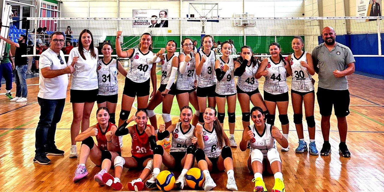 Çeşme Belediyespor Küçük Kızlar Voleybol Takımı grup lideri oldu