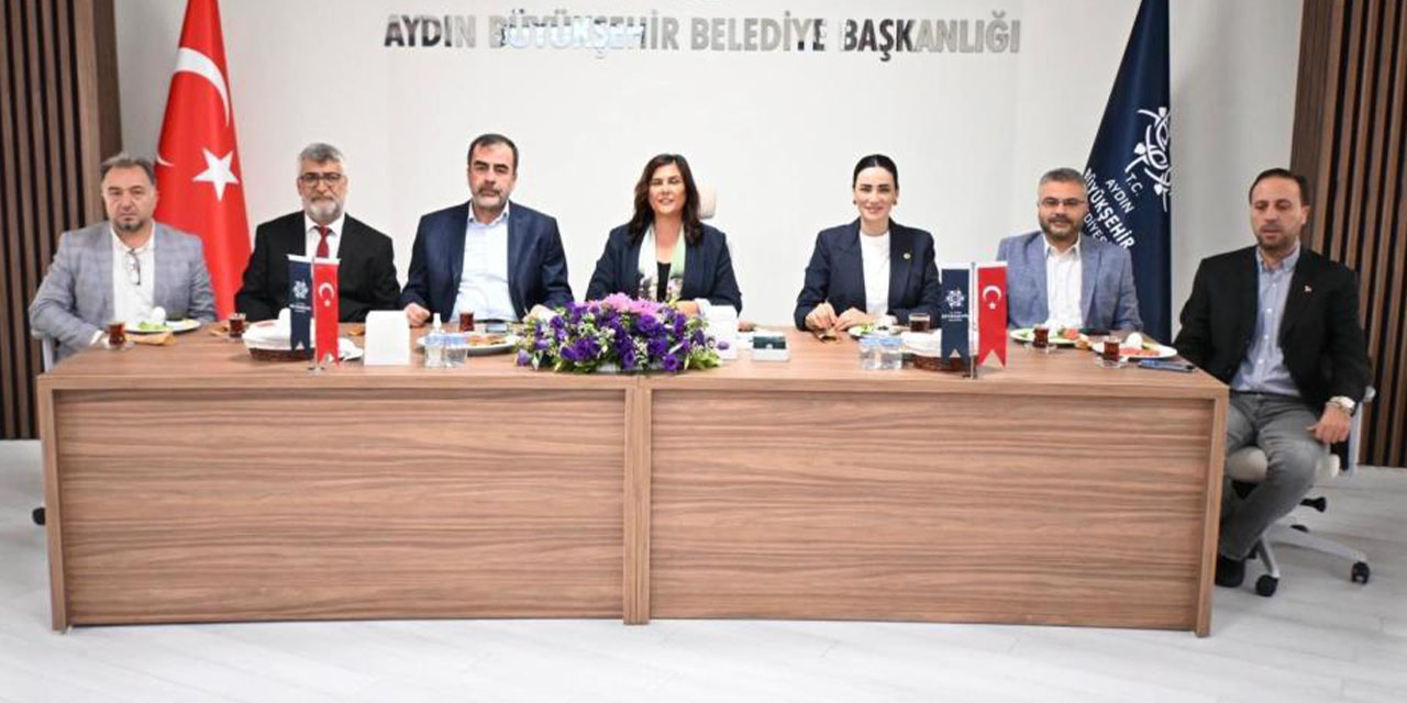 AK Parti heyeti Koçarlılı muhtarlarla buluştu