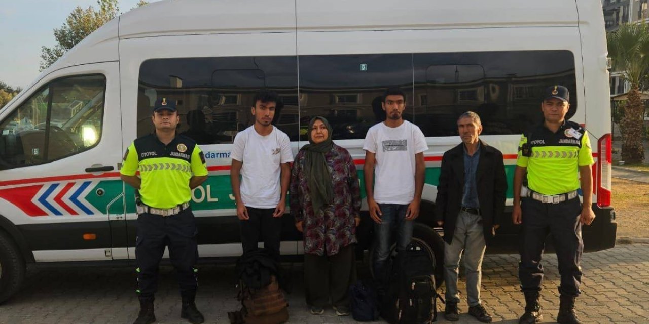 Dört düzensiz göçmen otoyol jandarmasına takıldı