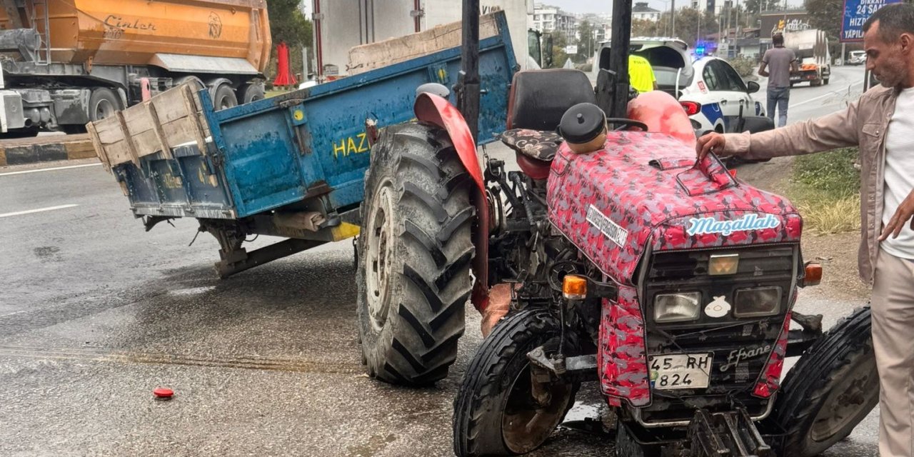 Manisa’da tır ile traktör çarpıştı: Yaşlı sürücü ağır yaralı