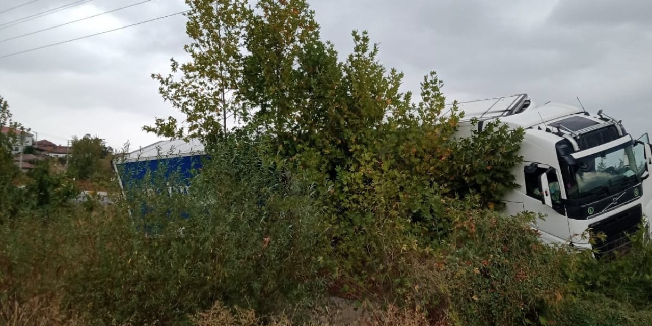 Yağışta yoldan çıkan tır şarampole girdi