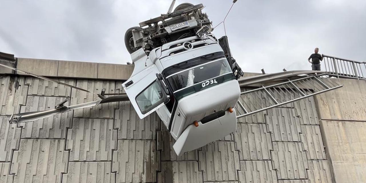 Tır devrildi, kupası viyadükte asılı kaldı