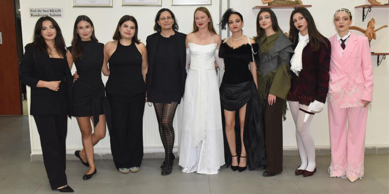 Edebiyat ve moda buluştu: “Edebiyatın Gardırobu” defilesi ilgi gördü