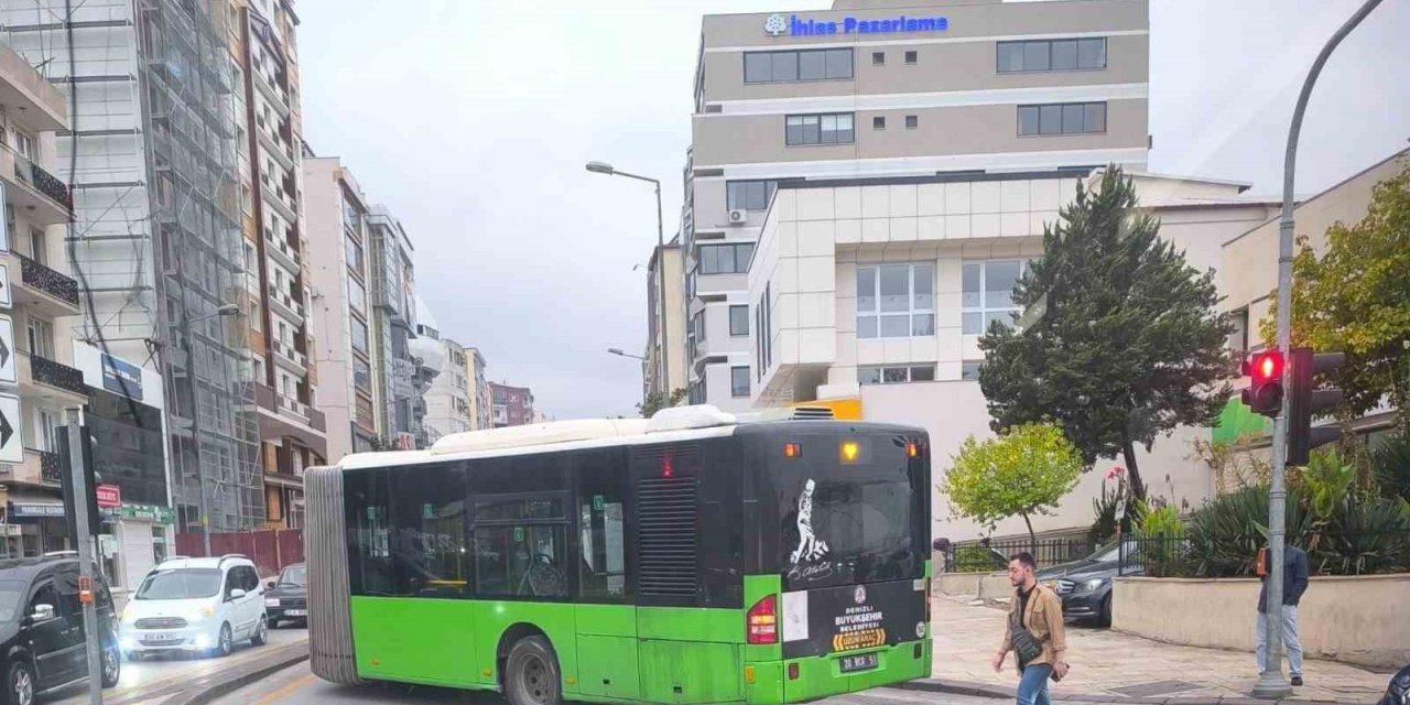 Arıza yapan halk otobüsü yolu kapattı