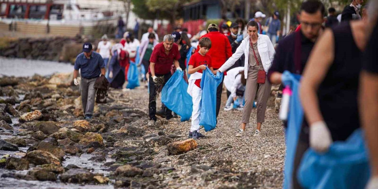 İzmirlilerden dünya rekoru için kıyı temizliği