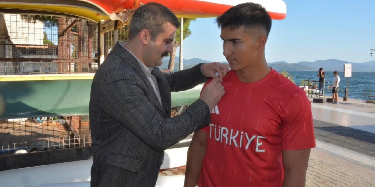 Köyceğiz Kaymakamı Kumcu, Dünya Şampiyonu Karahan’ı ödüllendirdi