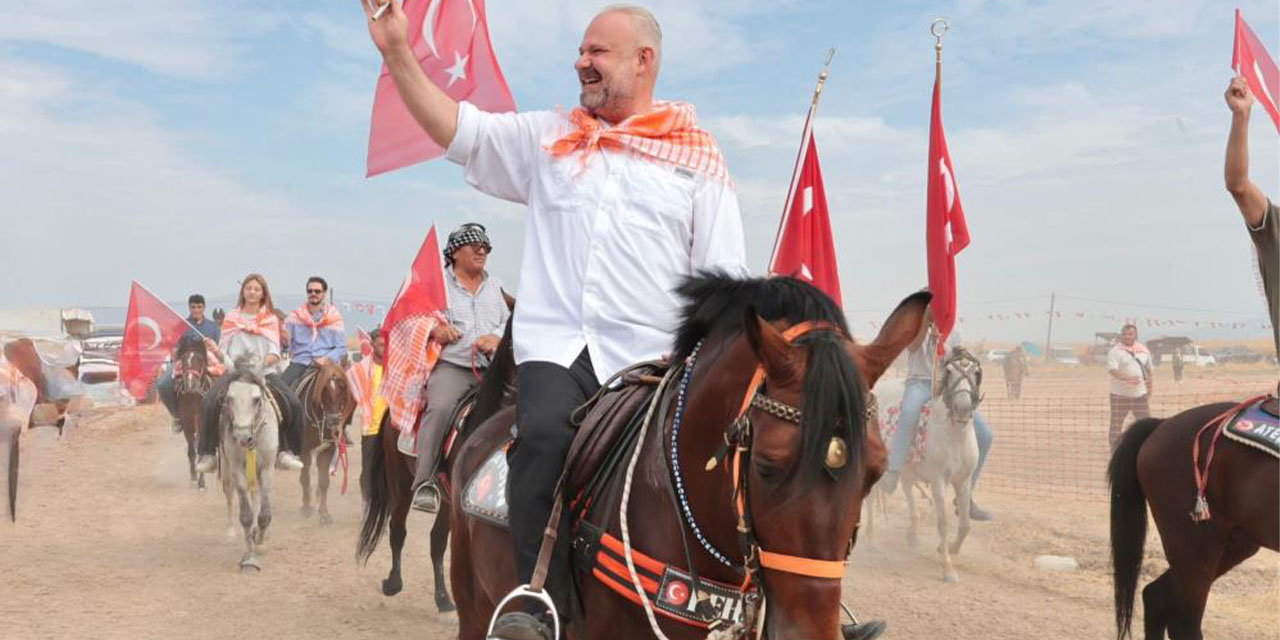 Menemen’de 11. Geleneksel Rahvan At Yarışları şölen havasında gerçekleşti
