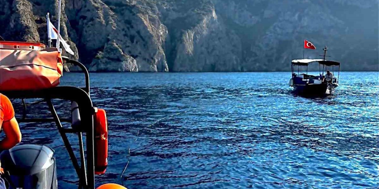 Arızalanan balıkçı teknesini Kıyı Emniyet ekipleri kurtardı