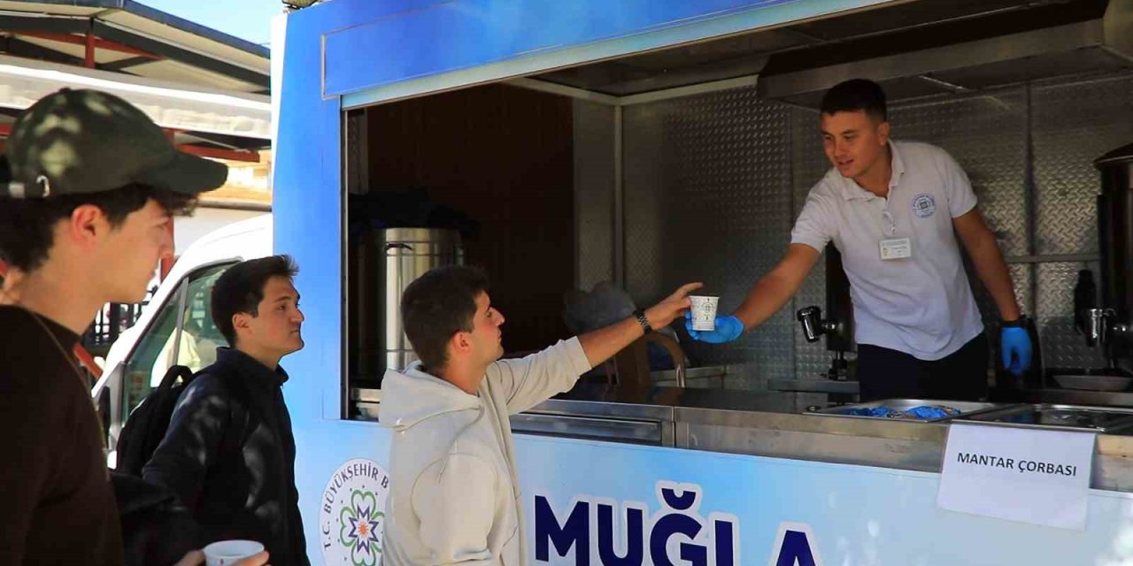 Muğla Büyükşehir’den öğrencilere sıcak çorba