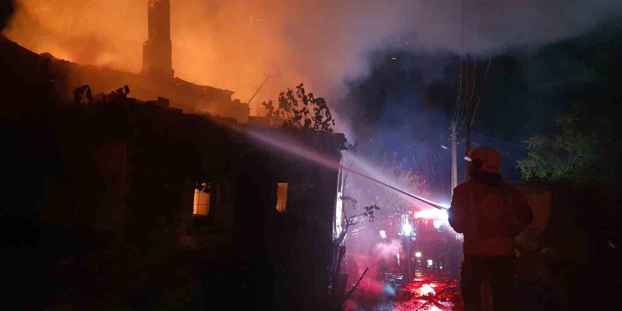 Demirci’de ev yangını