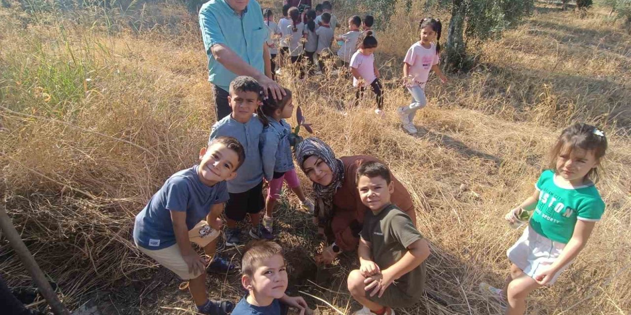 Minik öğrenciler fidan dikmeyi öğrendi