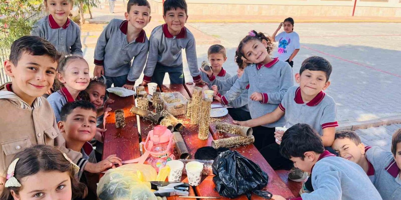 Minik ellerden sokak hayvanlarına sevgi dolu yiyecekler