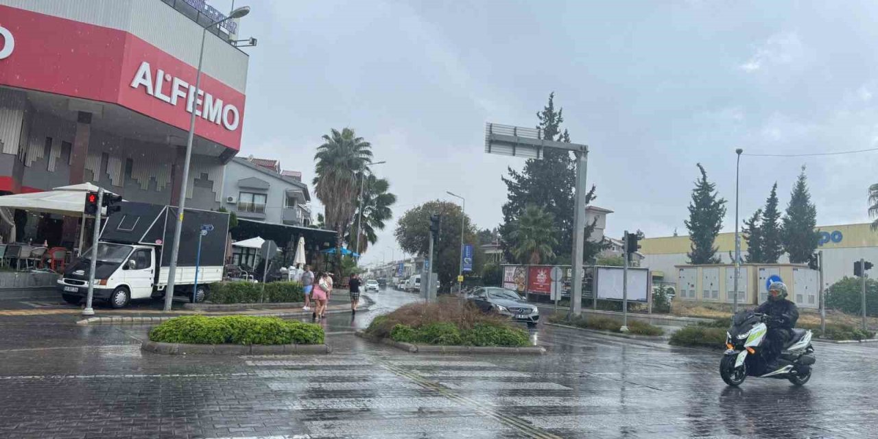 Marmaris’te beklenen sağanak başladı