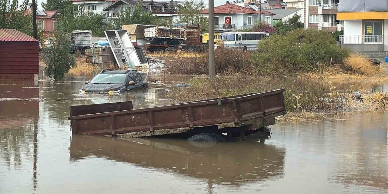 Ortaca’da şiddetli yağış sonrası araçlar su altında kaldı