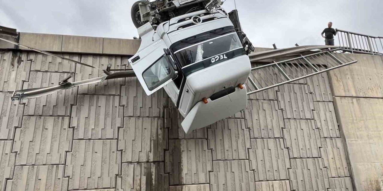 İzmir’de viyadükte askıda kalan tırın kaza anı kamerada