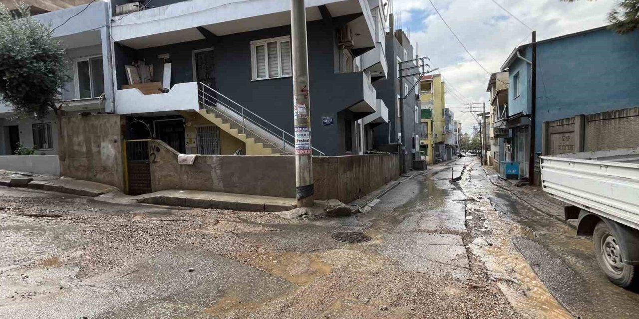 İzmir’de etkili olan sağanak sonrası yollar göle döndü