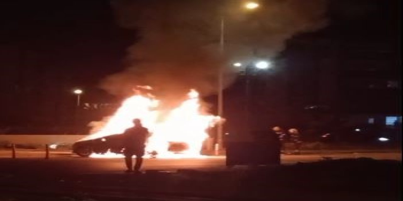 Park halindeki otomobil alevlere teslim oldu