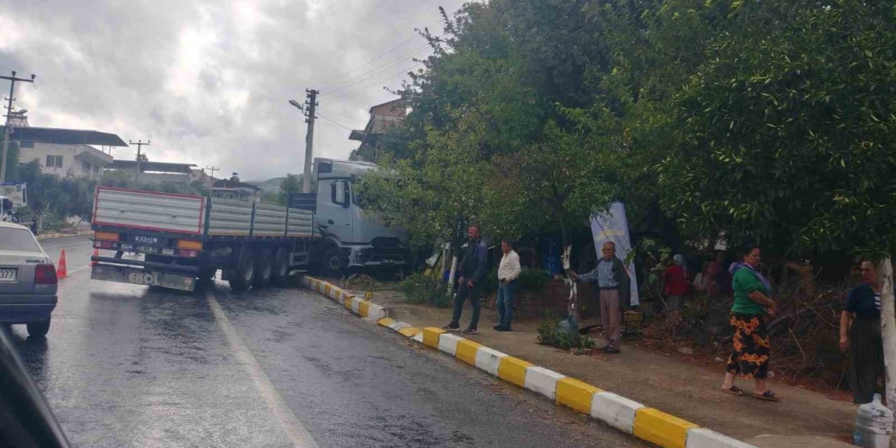 Sürücünün hakimiyetini kaybettiği tır kaldırıma çıktı