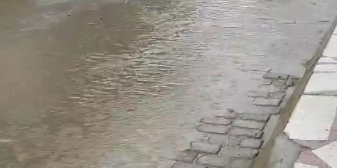 On dakikalık yağış sonrası Umurlu’da sokaklar sular altında kaldı