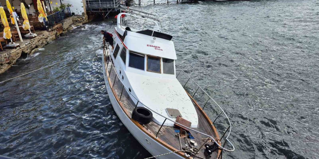 Ahşap tekne kıyıya vurdu