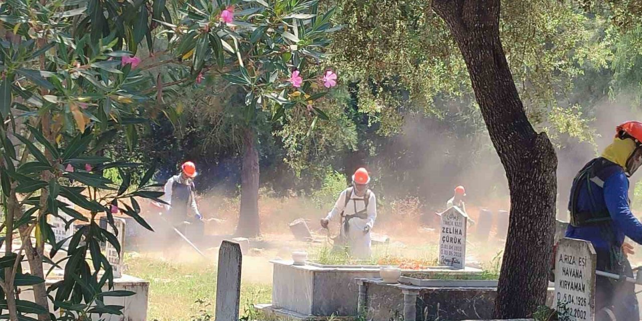 Muğla’da mezarlıklar temizleniyor