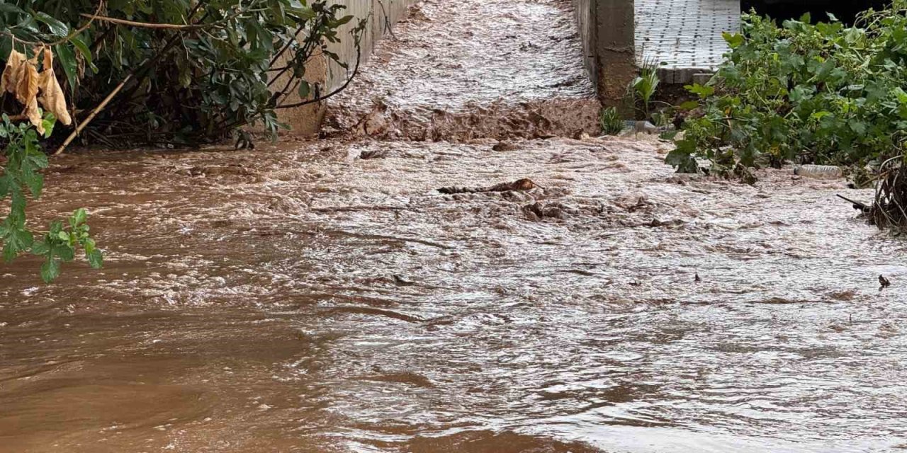 Fethiye sağanak yağışa teslim oldu