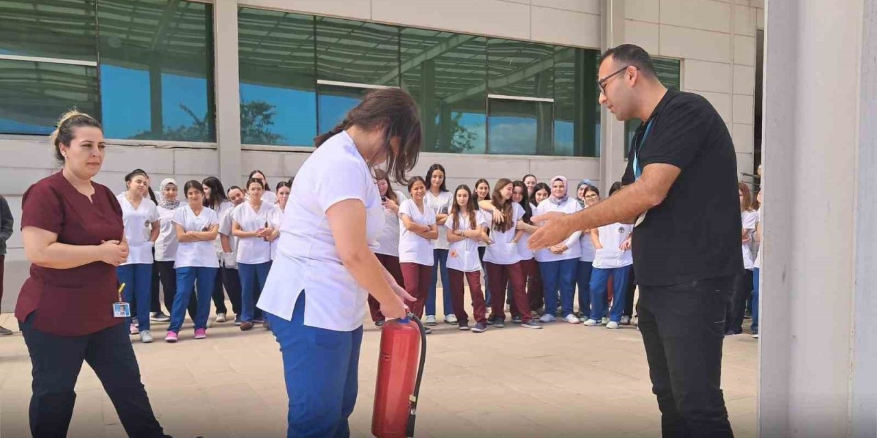 Nazilli Devlet Hastanesi’nde stajyer öğrencilere afet eğitimi
