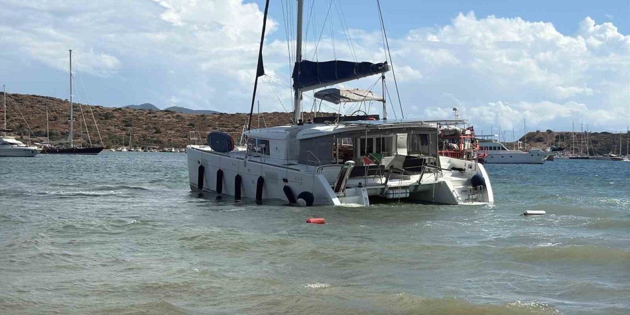 Yelkenli katamaran karaya oturdu