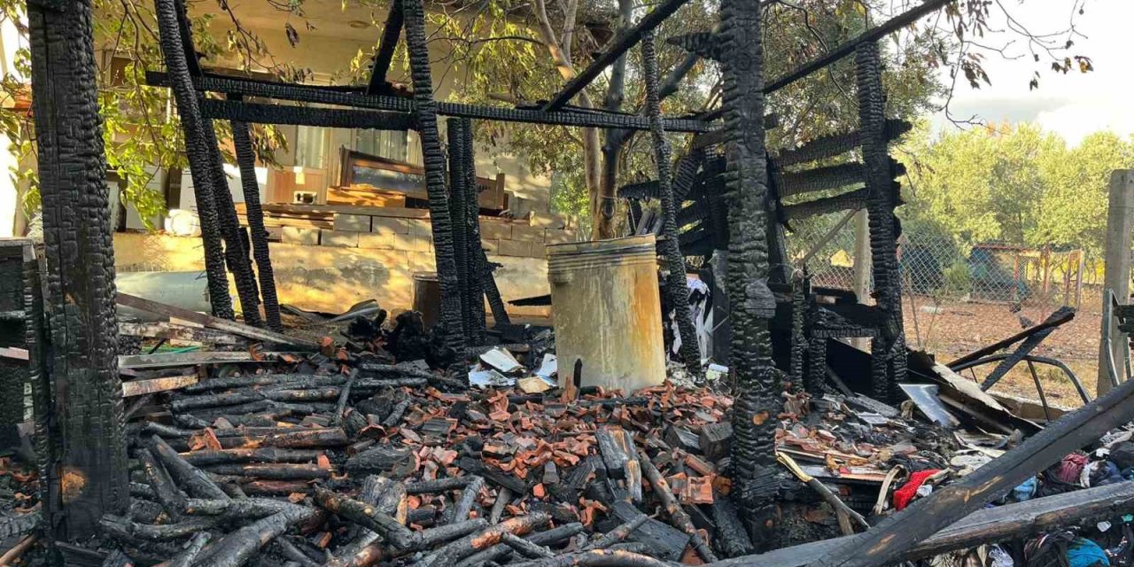 Menteşe’de evin damında çıkan yangın korkuttu