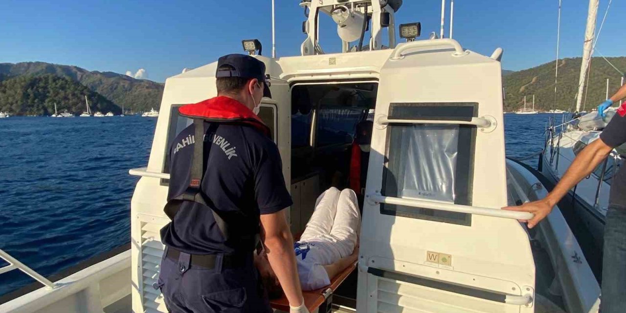 Ticari yatta yaralanan vatandaşa Sahil Güvenlik tıbbi tahliye