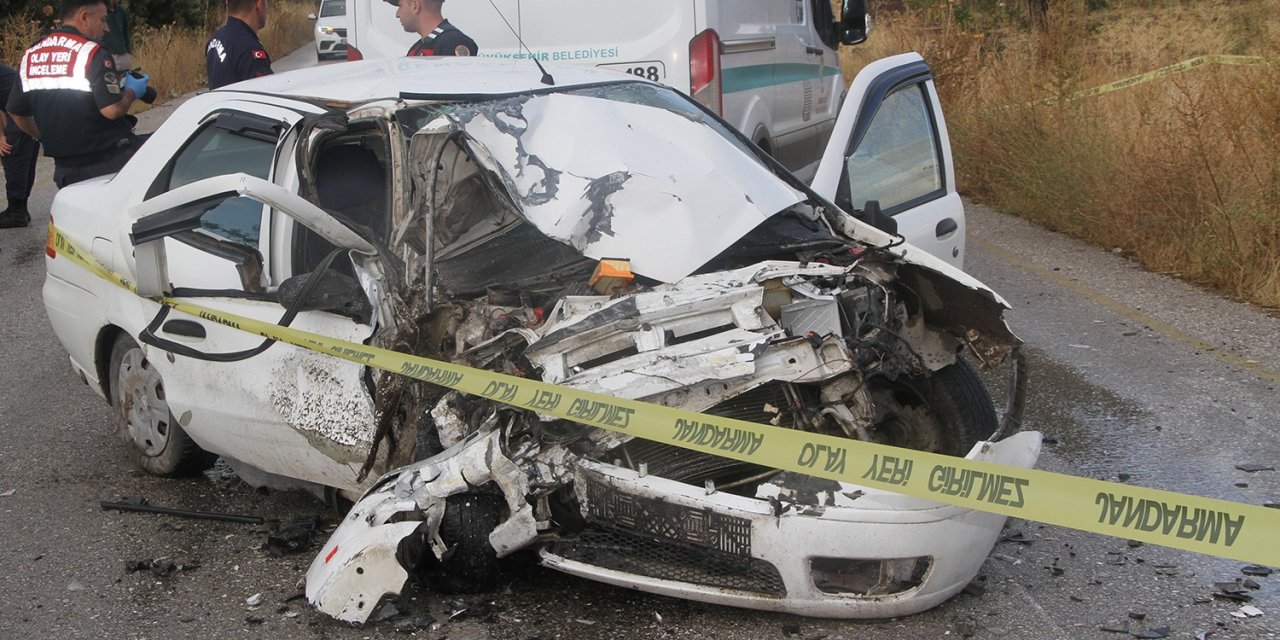 Otomobil ile kamyonet kafa kafaya çarpıştı: 1 ölü, 2 yaralı